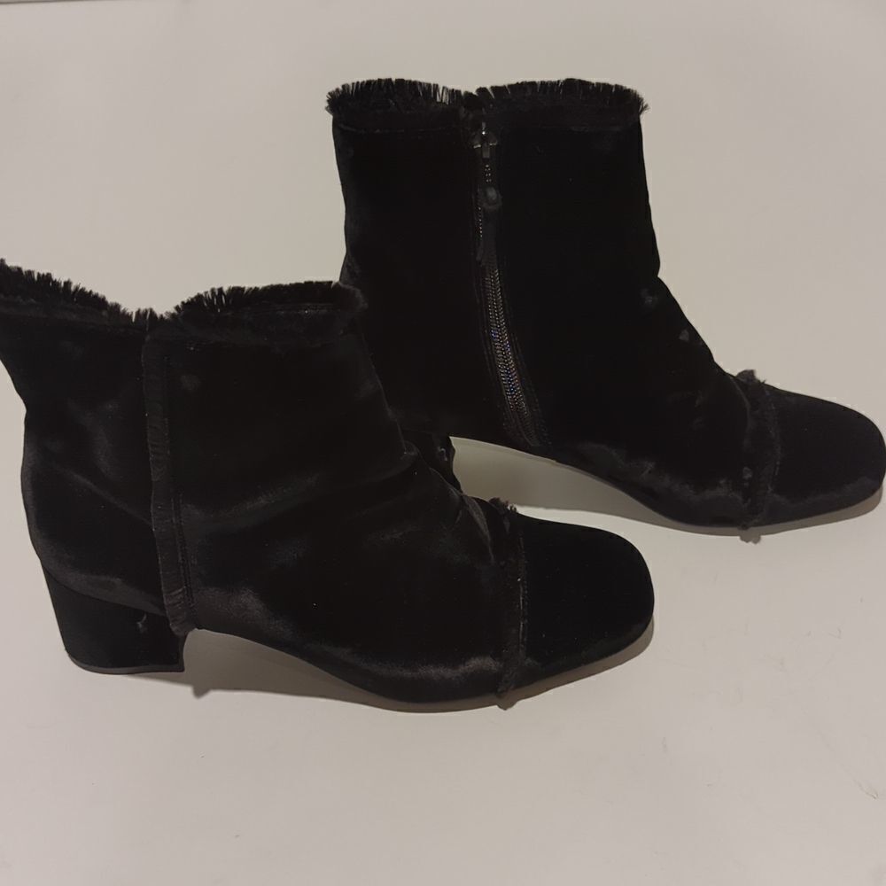 Stuart Weitzman On The Fringe Black Ankle Boots Block Heel Booties Size 8.5 - Picture 10 of 11